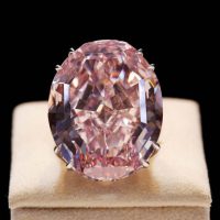 Pink Star – Viên kim cương hồng được bán với giá kỷ lục 71,2 triệu đô của nhà đấu giá Sotheby’s, Mỹ
